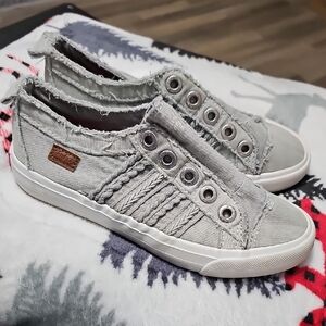 Blowfish Size 1 Gray Slip-On Sneakers